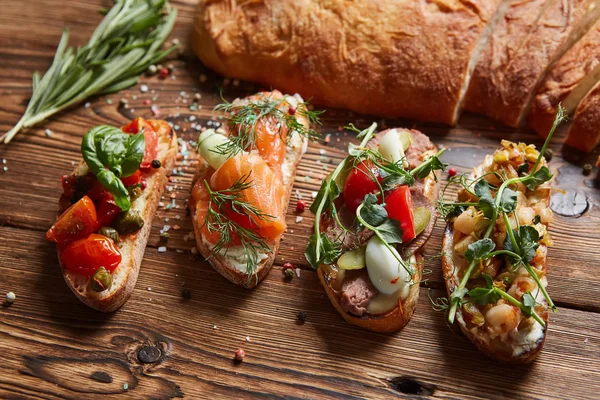 Conjunto de bruschetta surtido con diversos ingredientes para las vacaciones. Vista superior. Partido concepto de alimentos . —  Fotos de Stock