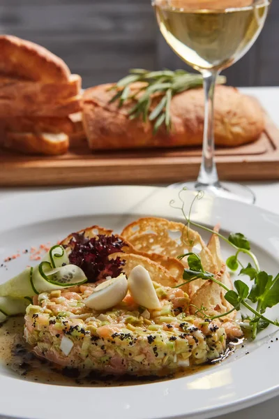 The salmon tartare with avocado. Shallow dof — Stock Photo, Image