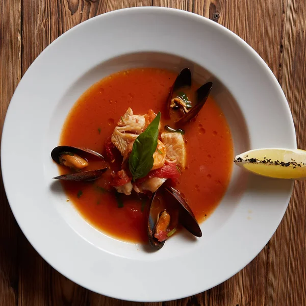Close-up de uma tigela de sopa de frutos do mar italiano — Fotografia de Stock