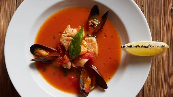 Gros plan d'un bol de soupe italienne de fruits de mer — Photo