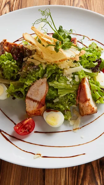 Куриный салат. Куриный салат Цезарь. Салат Цезарь с курицей на гриле на тарелке. — стоковое фото