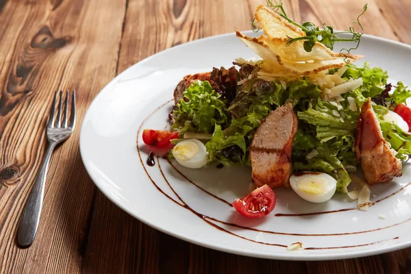 Kycklingsallad. Kyckling Caesar sallad. Caesarsallad med grillad kyckling på tallriken. — Stockfoto