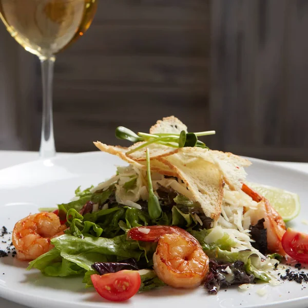 Salada de césar fresca em tigela branca com queijo parmesão e camarões . — Fotografia de Stock