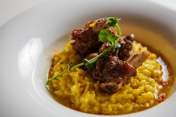 L'ossobuco et le risotto au safran. Dof peu profond — Photo