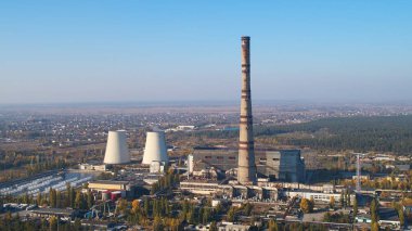 Ormanda büyük bacalar ile termoelektrik bitki