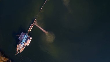 Nehrin üzerinde inşaat üstünde kum çıkarımı vardır. Works tırmık