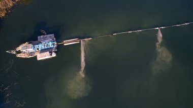 Nehrin üzerinde inşaat üstünde kum çıkarımı vardır. Works tırmık