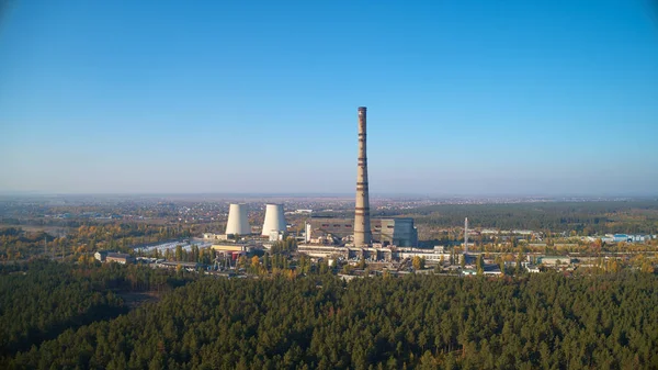 La planta termoeléctrica con grandes chimeneas en el bosque — Foto de Stock