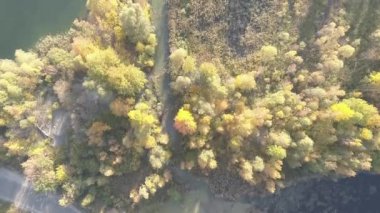 Nehrin üzerinde inşaat üstünde kum çıkarımı vardır. Works tırmık.