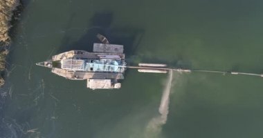 Nehrin üzerinde inşaat üstünde kum çıkarımı vardır. Works tırmık.