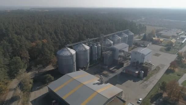 Aérea. Tanque de almacenamiento de silos de grano agrícola. Volando cerca de tanques de silos. — Vídeos de Stock