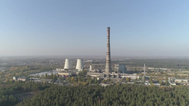 Una planta termoeléctrica con grandes chimeneas . — Vídeos de Stock