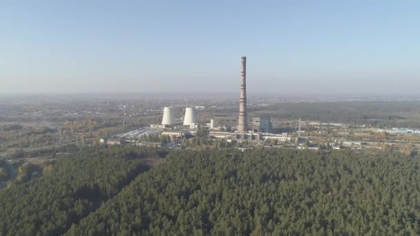 Una planta termoeléctrica con grandes chimeneas . — Vídeos de Stock