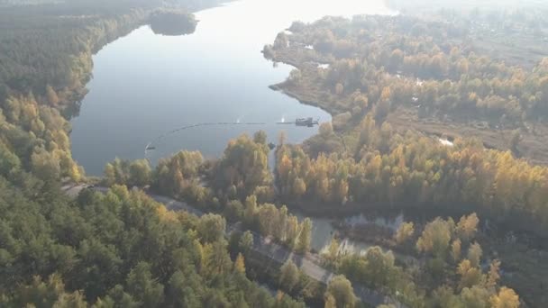 En el río hay obras de extracción de arena. Obras de dragado — Vídeos de Stock