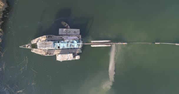 No rio há trabalhos na extração de areia. Obras de dragagem . — Vídeo de Stock