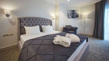 İç tasarım. Büyük modern yatak odası