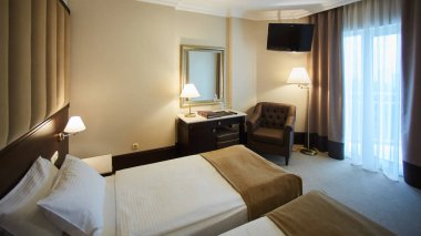 Bir otel odasında iki yatak. İç tasarım