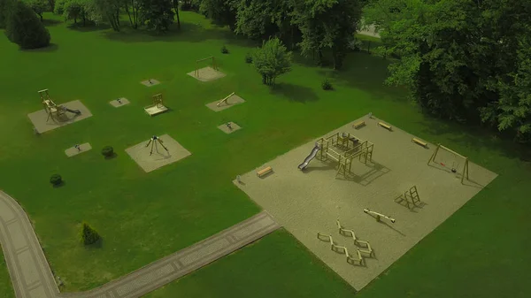 Bunter Spielplatz auf Hof im Park. — Stockfoto