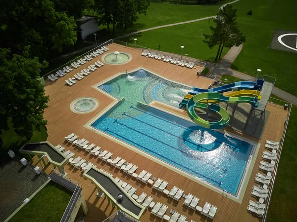 Swimming pool on luxury resort in forest. — Stock Photo, Image