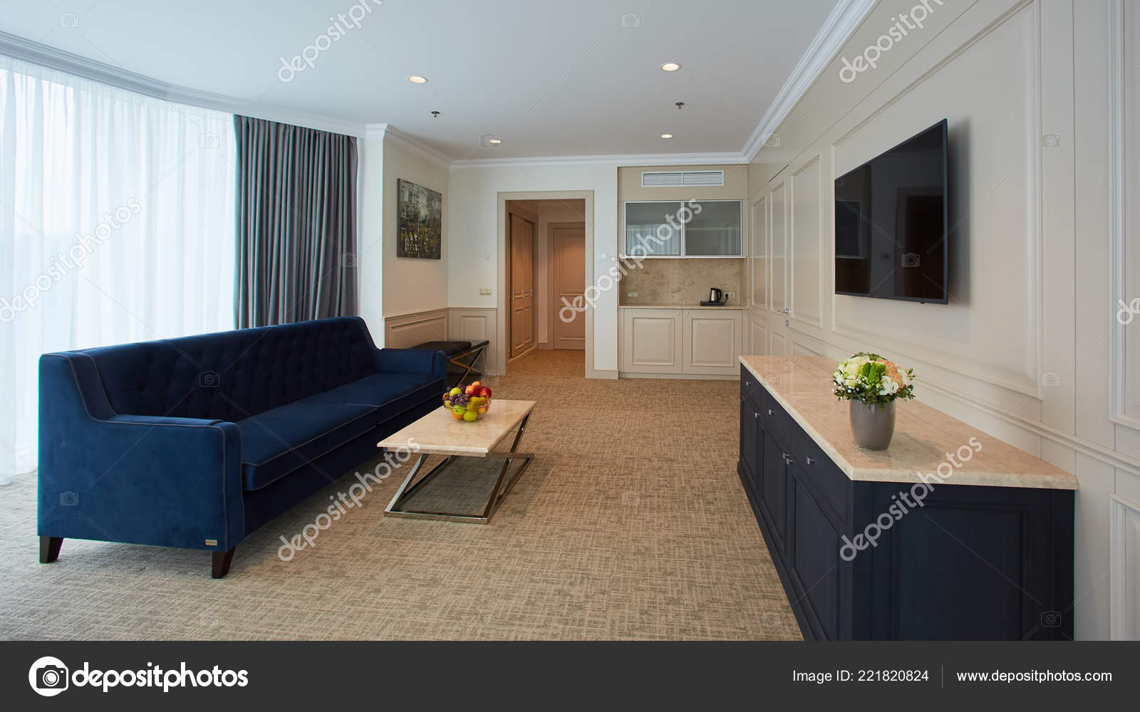 Un moderno salón dentro de un nuevo piso con TV . — Foto de stock