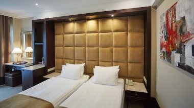 Bir otel odasında iki yatak. İç tasarım