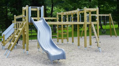 Parktaki bahçedeki renkli oyun parkı.