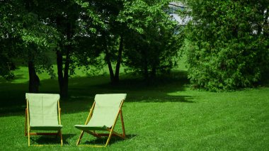 Dinlenme koltuklarda iki şehir parkı