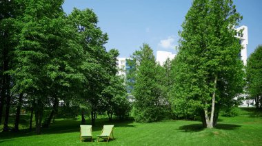 Dinlenme koltuklarda iki şehir parkı
