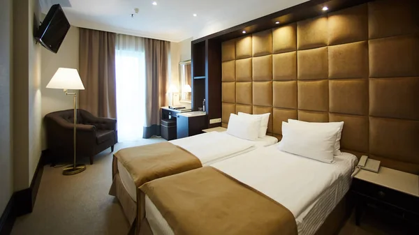 Dwa łóżka w pokoju hotelowym. Projektowanie wnętrz — Zdjęcie stockowe