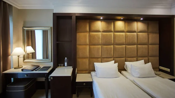 Dos camas en una habitación de hotel. Diseño de interiores —  Fotos de Stock