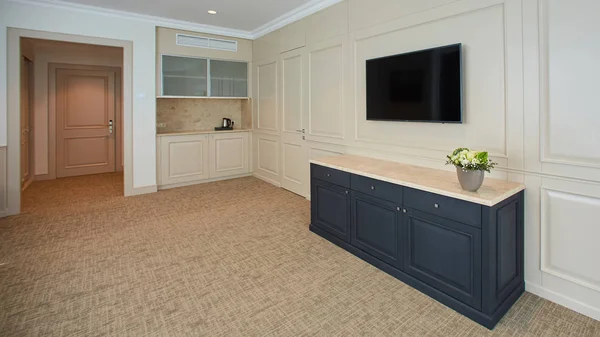 Un moderno salón dentro de un nuevo piso con TV . — Foto de Stock