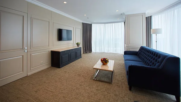 Uma moderna sala de estar dentro de um novo apartamento com TV . — Fotografia de Stock