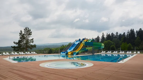 Swimming pool on luxury resort in forest. — Stock Photo, Image