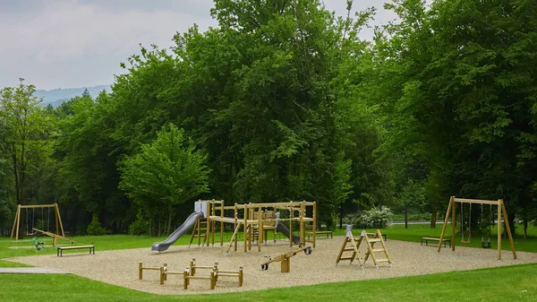 Πολύχρωμη παιδική χαρά στην αυλή στο πάρκο. — Φωτογραφία Αρχείου