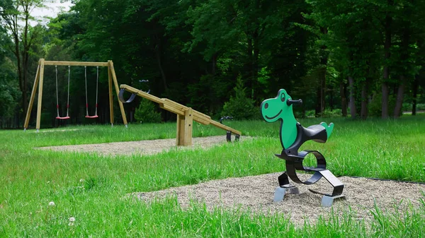 Πολύχρωμη παιδική χαρά στην αυλή στο πάρκο. — Φωτογραφία Αρχείου