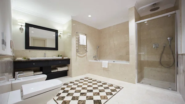 Rena och fräscha badrummet i hotel — Stockfoto