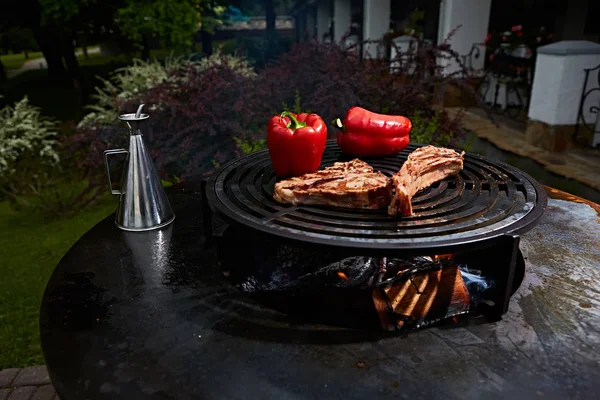 Filete de ternera costilla Tomahawk y T-bone en parrilla negra caliente . — Foto de Stock