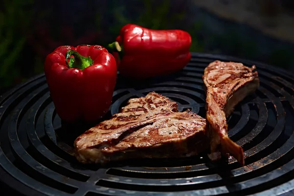 Antrykot wołowy Tomahawk i T-bone na gorącym grillu czarny. — Zdjęcie stockowe