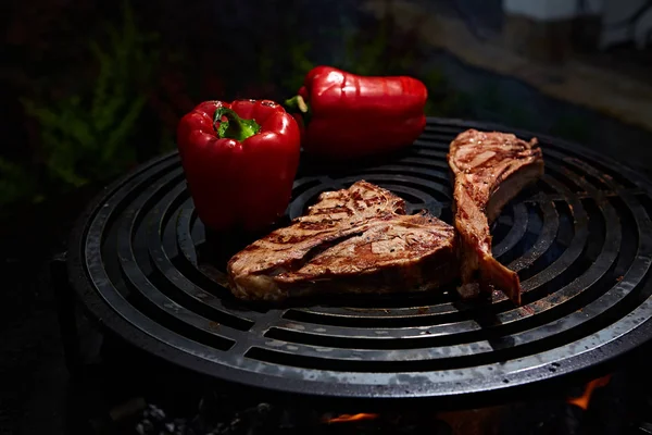 Antrykot wołowy Tomahawk i T-bone na gorącym grillu czarny. — Zdjęcie stockowe