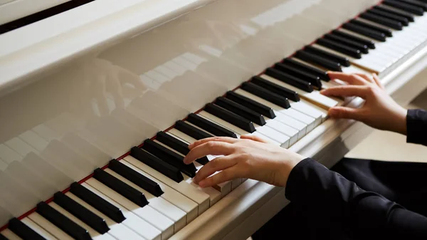 Frauenhände auf der Tastatur des Klaviers Nahaufnahme — Stockfoto