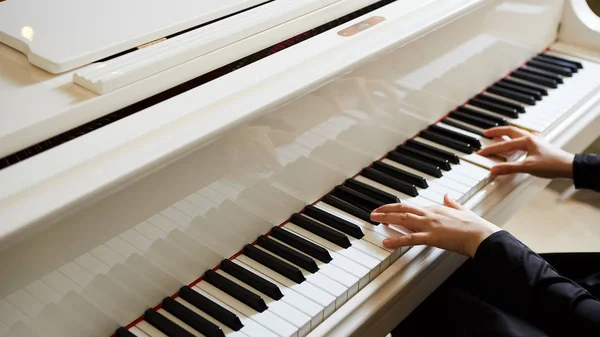 Frauenhände auf der Tastatur des Klaviers Nahaufnahme — Stockfoto