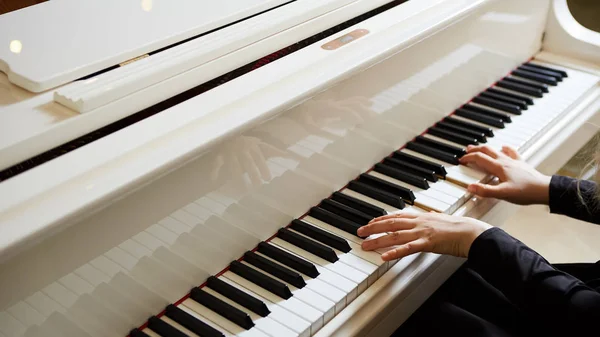 Frauenhände auf der Tastatur des Klaviers Nahaufnahme — Stockfoto