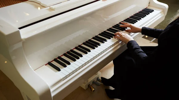 Frauenhände auf der Tastatur des Klaviers Nahaufnahme — Stockfoto