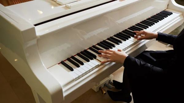 Frauenhände auf der Tastatur des Klaviers Nahaufnahme — Stockfoto