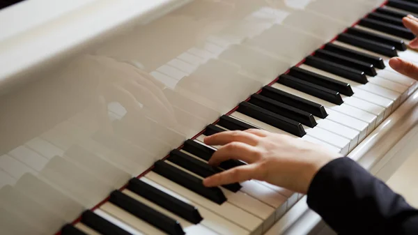 Kadınların elleri piyanonun klavyesinde. — Stok fotoğraf