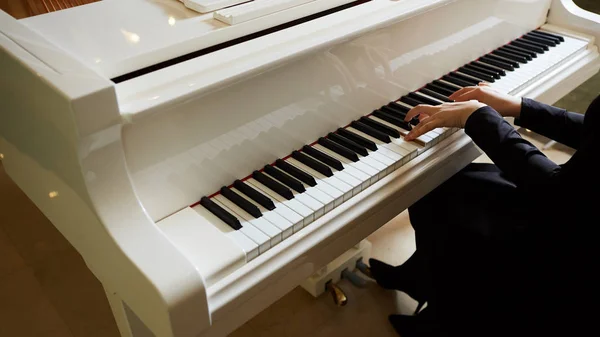 Frauenhände auf der Tastatur des Klaviers Nahaufnahme — Stockfoto