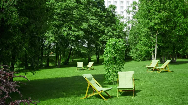 庭に椅子を置きます。リゾート コンセプト — ストック写真