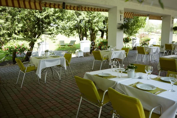 Terrace summer cafe with tables and chairs for people, an empty institution for recreation, nobody — Stock Photo, Image