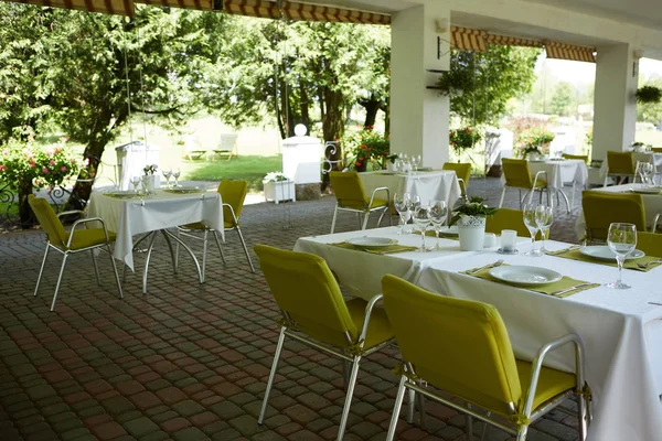 Terras zomerterras met tafels en stoelen voor mensen, een lege instelling voor recreatie, niemand — Stockfoto