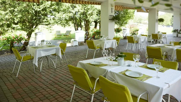Terraza cafetería de verano con mesas y sillas para las personas, una institución vacía para la recreación, nadie —  Fotos de Stock